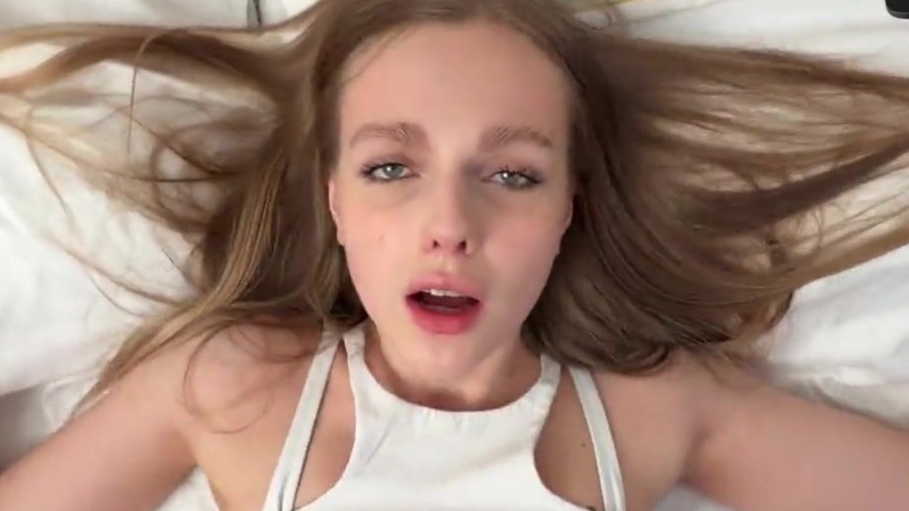 Сводная сестра в рваных джинсах специально вертела попкой