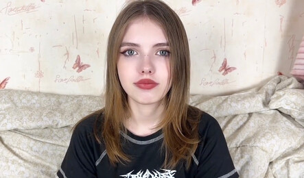 Пришла делать проект, а через минуту раздвинула ноги и кончила с оргазмом